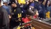 真是卖爆了！湖人商店大量球迷排队购买东契奇球衣，店员加急制作