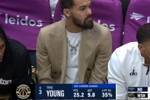 化身导师！特雷&middot;杨替补席与新东家奇才年轻球员交流经验